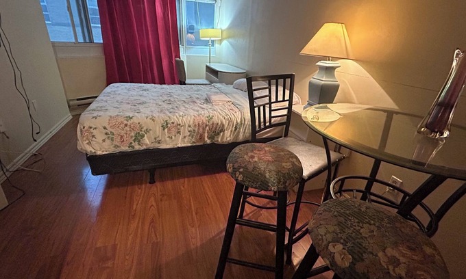 Garden District Apartamento | Furnished bachelor studio near Dundas/College Station, Toronto Metropolitan Uni.