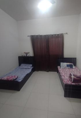 Al Qasimia Apartamento | Furnished bad space for females
