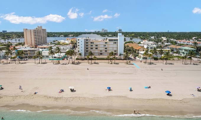 South Lake Condominio | Furnished Beachfront Condo, Ocean Views, on the Hollywood Broadwalk!