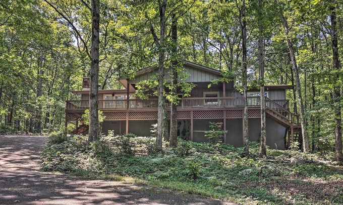 Hot Springs Village Cabaña | Furnished Deck w/ Views: Hot Springs Cottage