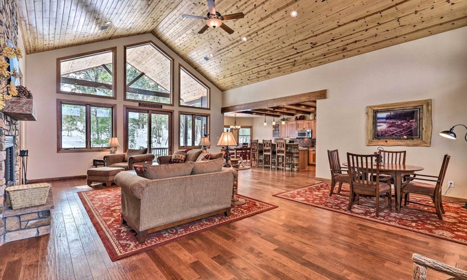 Sierra Pines Cabina | ¡NUEVO! Show Low Luxe Cabin w / Forest Views + Fire Pit