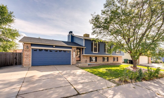 Thornton Casa | Furnished Deck + Fire Pit: Thornton Family Retreat