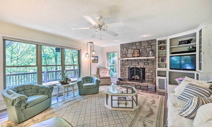 Hot Springs Village Cabaña | Furnished Deck w/ Views: Hot Springs Cottage