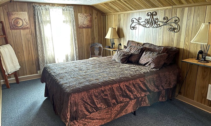 Maysville Casa | Furnished dormer room neighboring the Maysville Country Club.