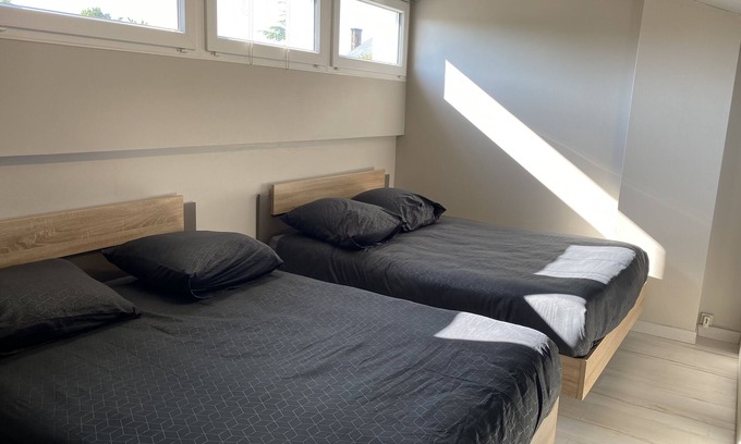 Surgeres Apartamento | Furnished duplex studio with air-conditioned parking space