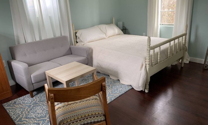 East Point Apartamento | Furnished efficiency apartment above artist's studio for rent.