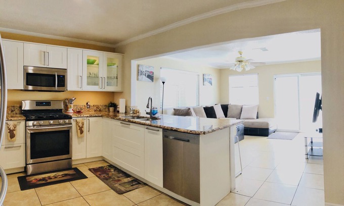 Paradise Casa | Sentirse como en casa 3Bd / 2Bath, piscina. Cerca de los casinos Station