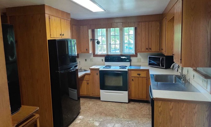 Storrs Casa | Furnished large room in walking distance to UConn Storrs. Room