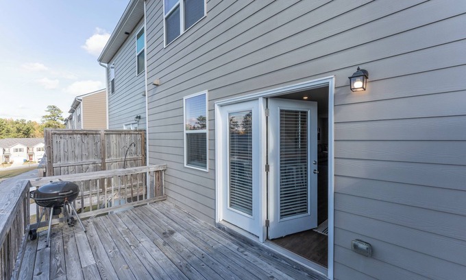 Riverdale Casa | Furnished spacious & modern 3BD/2.5BA- 10 min to airport!