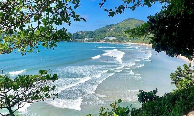 Caraguatatuba Apartamento | Cocina con piscina, patio, barbacoa, cerca de Playa Martim de Sá-