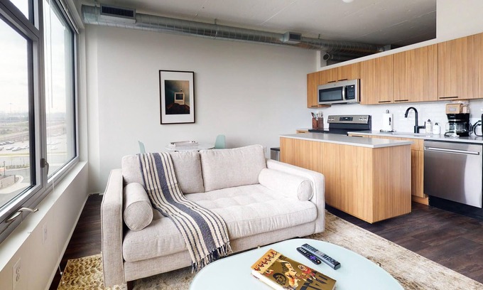 Eisenhower East Apartamento | Furnished Studio in The Foundry w/ Many Amenities