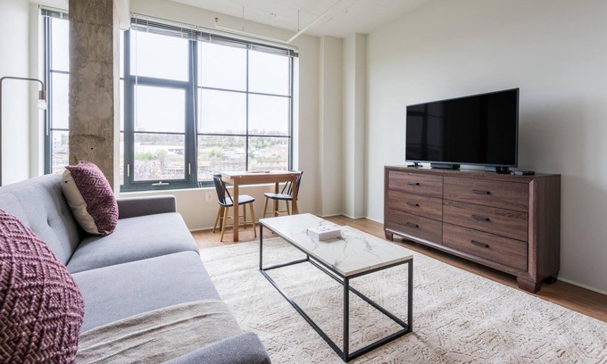 Eisenhower East Apartamento | Furnished Studio in The Foundry w/ Gym