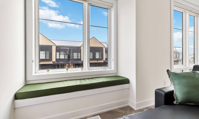 Burlington Casa | Furnished townhome 3 Bdrs, close to amenities & attractions, centrally located