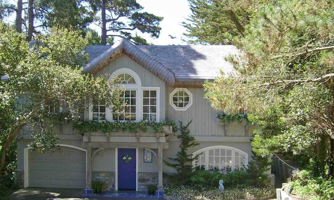 Northeast Carmel Casa | Encanto náutico Carmel-by-the-Sea. A pie de pueblo y playa.