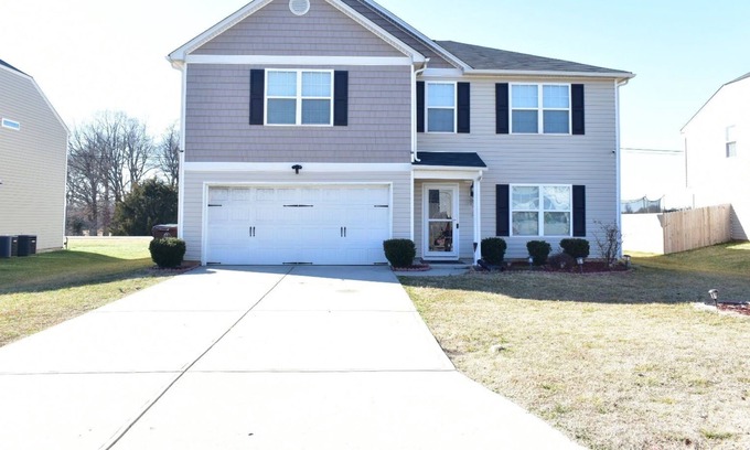 Trinity Casa | Furniture market, HPU, peaceful family house for vacation or business