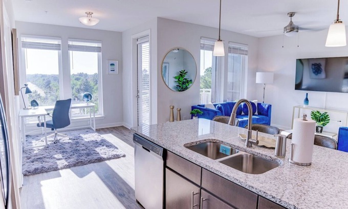 Deerwood Apartamento | Fusion 1406 · Top floor modern getaway w/resort amenities!