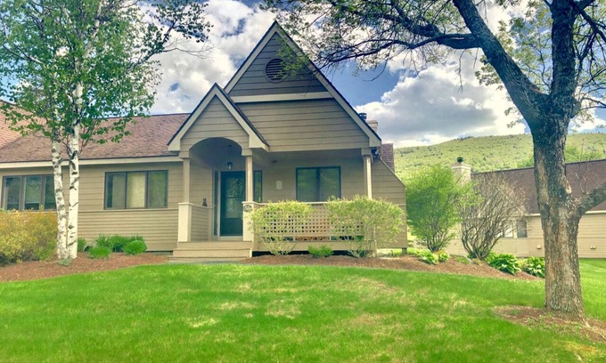 Bretton Woods Casa | FV36: SOLO LISTO! Soleado y acogedor Fairway Village Townhome justo en el campo de golf. Traslado gratuito a esquí, spa, actividades. Cerca de Santa's Village, Storyland y cientos de atracciones de White Mountains.
