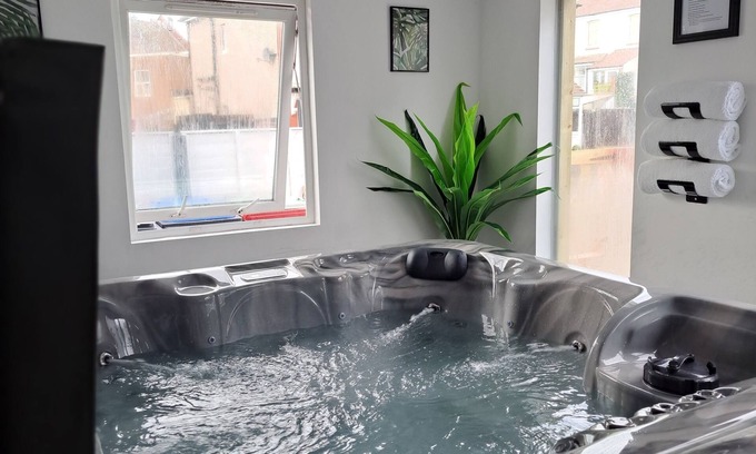 Bispham Casa | Fylde Cottage - Your Perfect Staycation Accommodation W/Hot tub