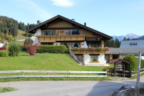 Riezlern Apartamento | Gästehaus Strasser