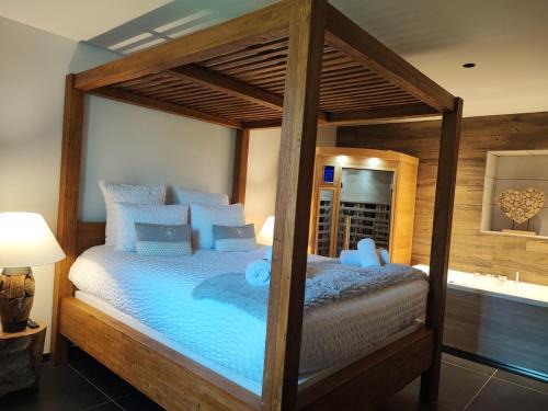 Metabief Casa | Géraniums Et Neige Fraîche, Maison d'Hôtes avec balnéo massante et sauna privatifs dans certaines suites haut standing