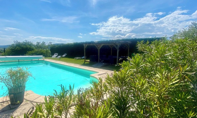 Alba-la-Romaine Apartamento | Gîte 4/5p, 2 bedrooms, private garden, shared pool