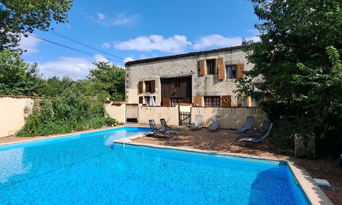 Saint-Pierre-de-Juillers Cabaña | Gîte au Bord de la Piscine, Idéal Pour les Familles Avec Ados