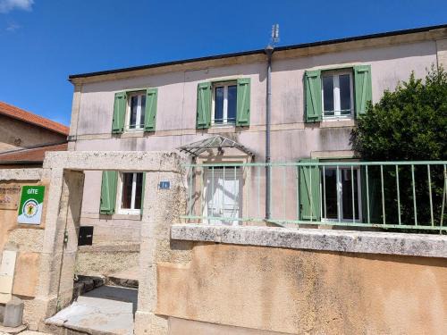 Mecrin Casa | Gîte accueillant 10 pers avec terrasse, proche nature, idéal pour famille et PMR à Mécrin - FR-1-585-12
