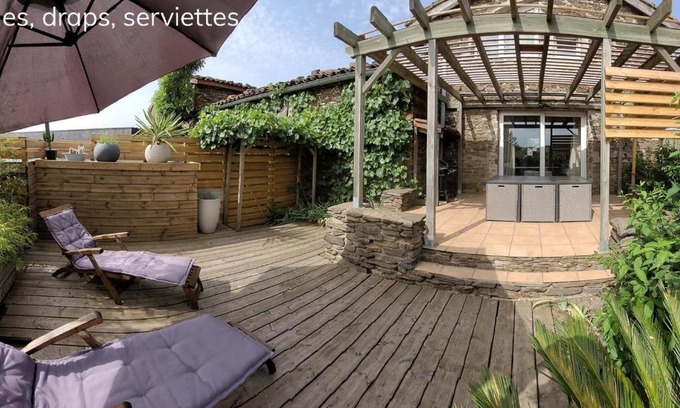 Tartaras Casa | Gîte authentique avec terrasse et tout confort, entre Monts du Lyonnais et bassin Stéphanois - FR-1-496-299