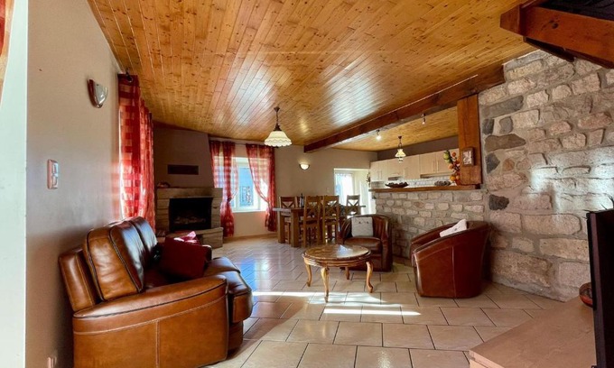 Saint-Germain-Laprade Casa | Gîte chaleureux avec cheminée près du Puy-en-Velay, idéal pour familles et séjours professionnels - FR-1-582-349