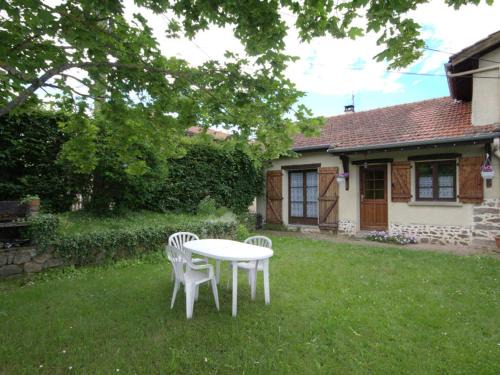 Saint-Medard-en-Forez Casa | Gîte chaleureux avec cheminée, grande terrasse, jeux pour enfants et promenades à dos d'ânes - FR-1-496-283