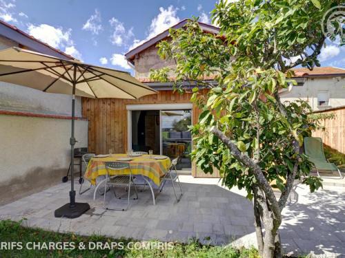Balbigny Casa | Gîte confort à Balbigny : 2 chambres, terrasse, jeux, équipements modernes, charges incluses - FR-1-496-282