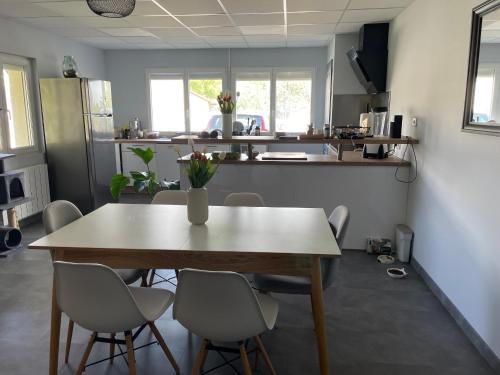 La Suze-sur-Sarthe Casa | Gîte confortable avec piscine, parking et Wi-Fi à La Suze-sur-Sarthe - FR-1-410-399