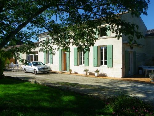 Gemozac Casa | Gîte cosy, sur jardin, terrasse privée, parking au calme en rdc