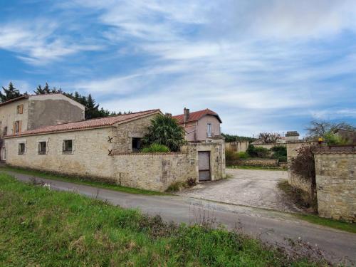Pissotte Casa | Gîte d'Architecte 6 Pers. avec Terrasse et Jardin à Pissotte - FR-1-426-480