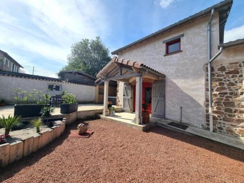 Notre-Dame-de-Boisset Casa | Gîte de charme avec SPA, terrasse, cheminée et cour, idéal pour un séjour zen à Notre-Dame-de-Boisset - FR-1-496-320