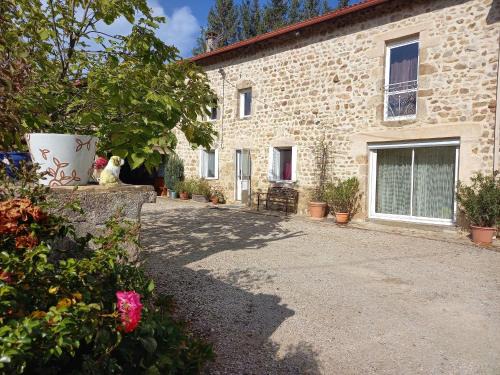 Saint-Georges-Lagricol Casa | Gîte de charme en Auvergne, cour fermée, jardins privés, BBQ, babyfoot, proche St Jacques de Compostelle - FR-1-582-232