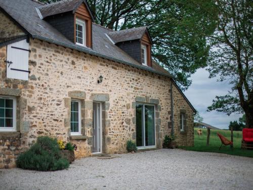 Saint-Leonard-des-Bois Casa | Gîte de charme rénové avec cheminée, terrasse et proche randonnées - Capacité 13 pers. - FR-1-410-179