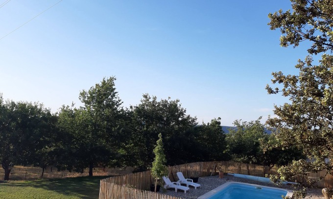 Alba-la-Romaine Apartamento | Gîte de Pied Chapel: spa, pool and nature in Southern Ardèche