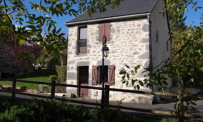 Orcival Casa | Gîte de Rouchaube Orcival : la Petite Maison