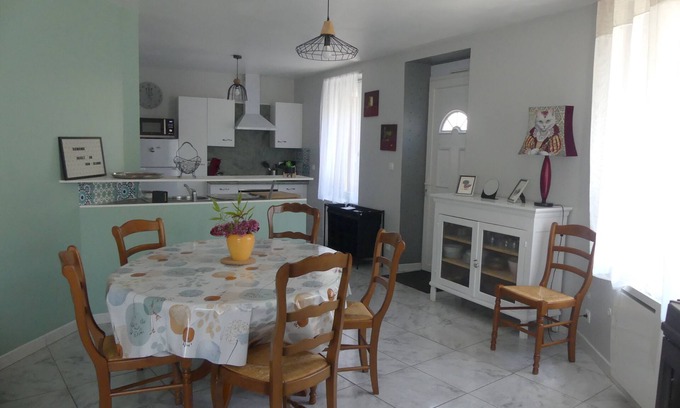 Noyant-la-Plaine Casa | Gîte Entre La Maine et La Loire, pets welcome.