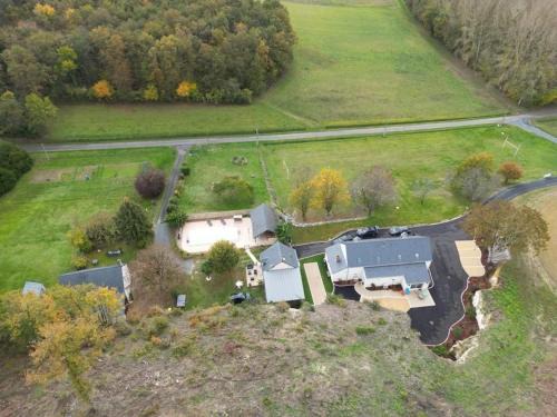 Faverolles Casa | Gîte familial avec piscine chauffée, terrain de sport et proximité ZooParc de Beauval et Valençay - FR-1-591-567