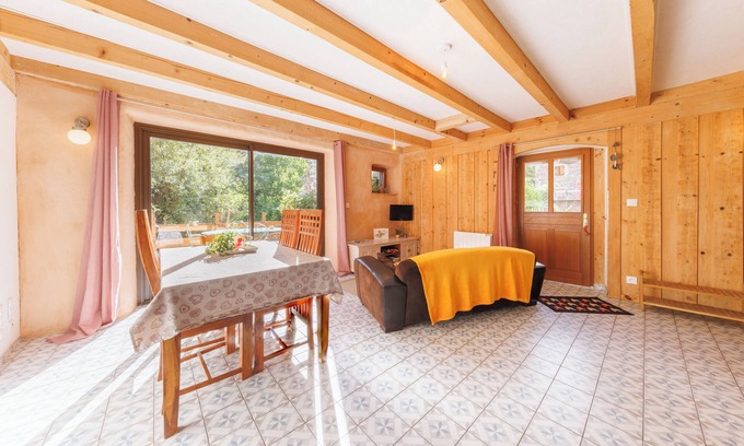 Leotoing Casa | Gîte Familial Avec Piscine, au Bord de la Rivière! Détente et Déconnexion Check!