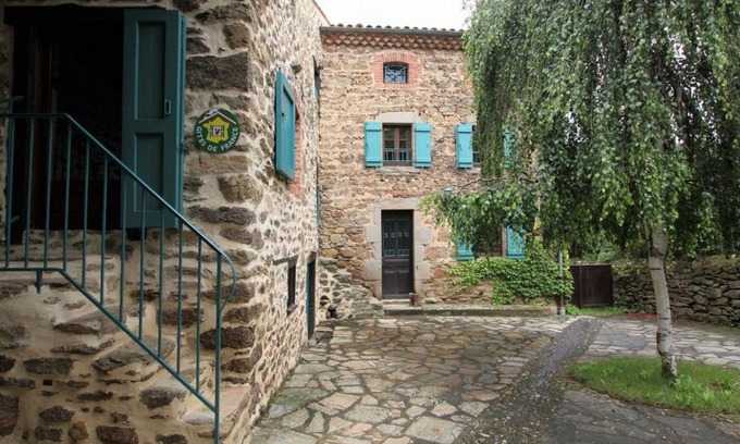 Villeneuve-dʼAllier Casa | Gîte familial avec grande terrasse à Auzat, proche baignades et sites historiques - FR-1-582-183