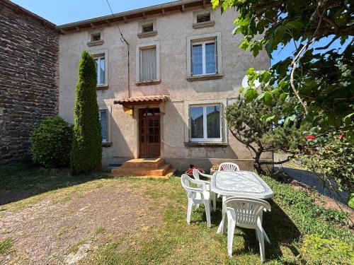 Solignac-sur-Loire Casa | Gîte familial paisible, proche Gorges de la Loire, avec cour fermée, 3 chambres, équipements bébé - FR-1-582-116