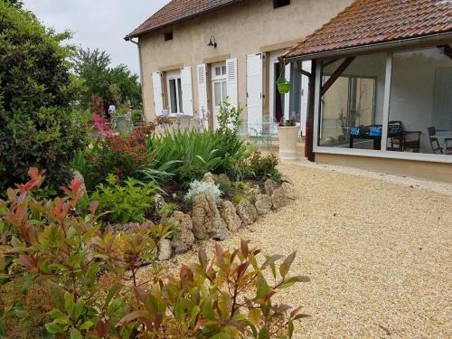 Cindre Casa | Gîte familial rénové à la campagne avec jardin, 4 chambres, proche loisirs et attractions - FR-1-489-61