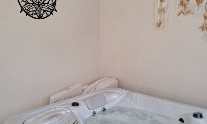 Saint-Martin-de-Pallieres Cabaña | Gîte sleeps 2 to 4 pool jacuzzi