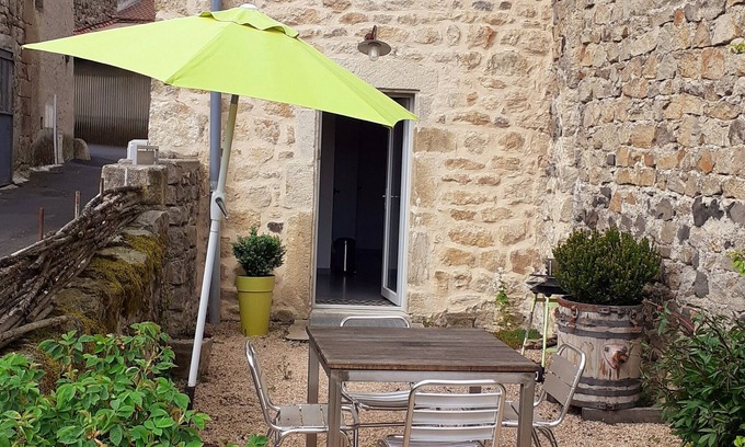 Saint-Germain-Laprade Casa | Gîte Granet ,petite Maison de Bourg Avec Cour Privative