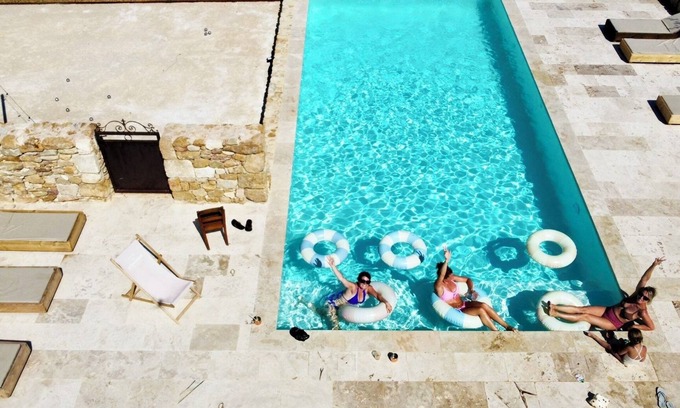 Baron Casa | Gîte "La cave du vigneron" in an estate in Uzès