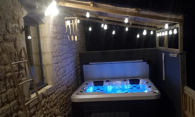 Valognes Apartamento | Gîte La Grange de La Trigalle avec spa professionnel privatif