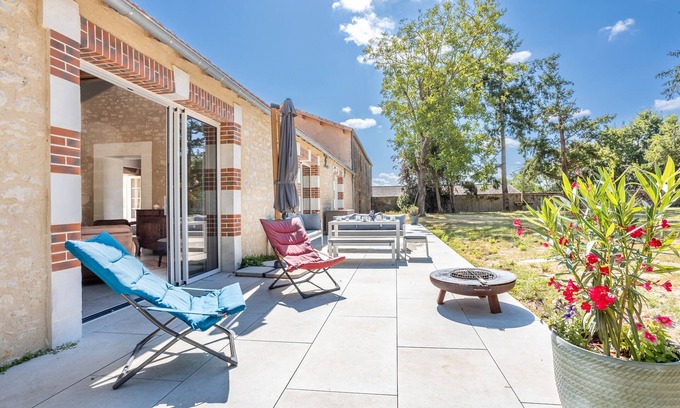 Sainte-Cecile Cabaña | Gîte 'La Longère Near Puy du Fou' with Private Terrace, Shared Garden and Wi-Fi